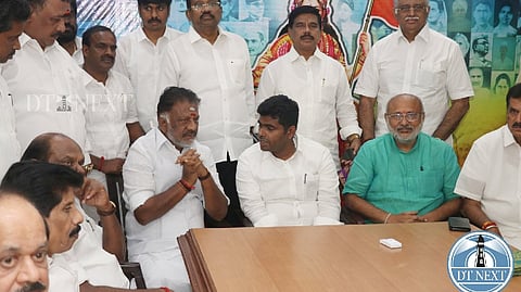 O Panneerselvam in conversation with Annamalai