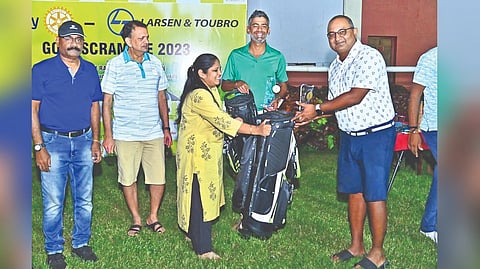 Rakesh Viswanathan receiving his prize. His partner Hari Manoj (green t-shirt) looks on.