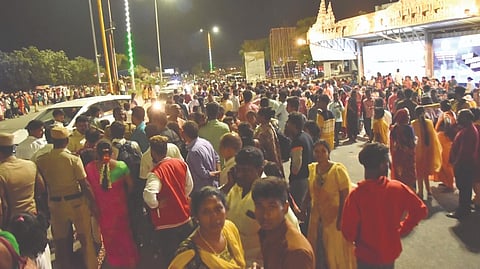 A huge crowd wait for buses in Mahabalipuram