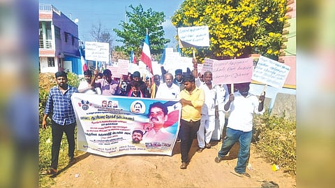 Arundhathipuram residents taking a rally to Tiruvallur Collectorate on Friday.