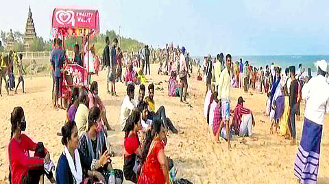 People thronged in Mahabalipuram beach for Kaanum pongal