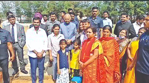 Former President Kovind with visitors at Mahabalipuram on Tuesday