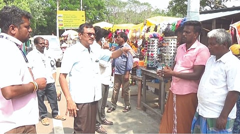 Officials talk to street vendors in
Mahabalipuram on Thursday.