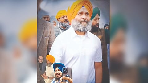 A number of BJP leaders are sharing the video claiming that Rahul Gandhi refused to wear a turban in the absence of cameras.