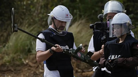Ukrainians learn mine clearing skills