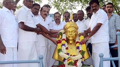 Eswaran garlanding the statue of Kongu chieftain Kalingarayan