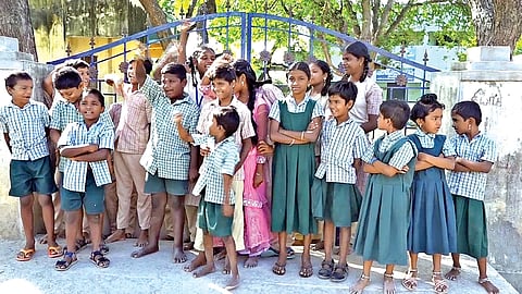 Students protesting in front of Kilavipatti
school in Thoothukudi on Wednesday