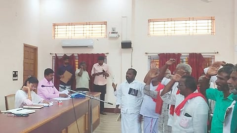 Farmers protesting against rampant bribe menace at DPCs in Kumbakonam on Thursday