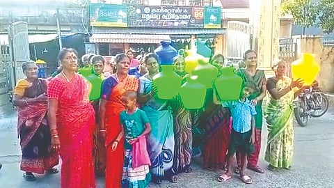 Residents of Ranganathapuram and Kasthuribai Nagar protest outside Tambaram Corporation