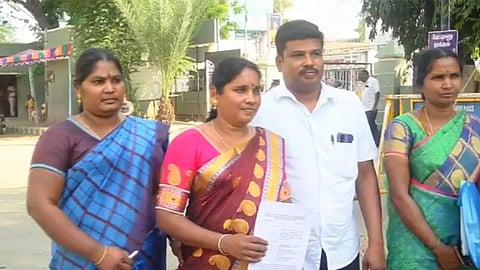 On the last day, several flocked to file petitions to contest as independents.