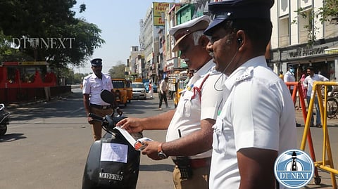 Chennai City Police checking vehicles