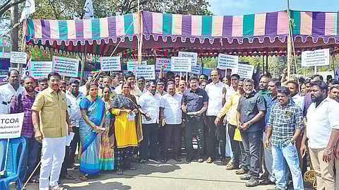 Tamil Nadu Cable TV Operators Public Welfare Association members protest at old bus stand in Chengalpattu on Friday