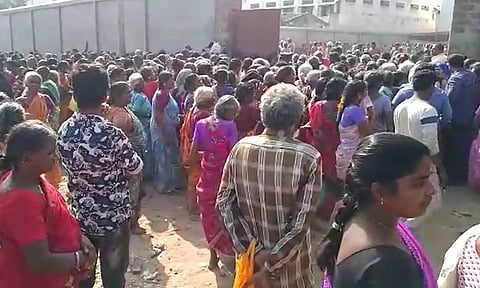4 die in stampede while collecting sarees in Vaniyambadi