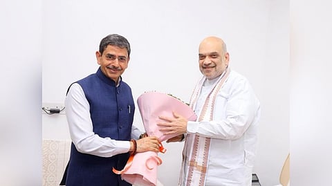 Guv RN Ravi greets Amit Shah