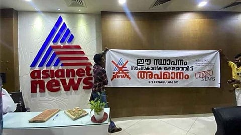 SFI members barge into Asianet office.
