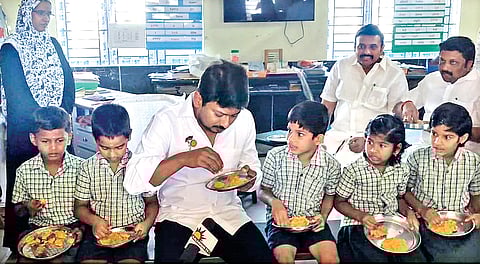 Minister Udhayanidhi having breakfast with children at a primary school in Namakkal