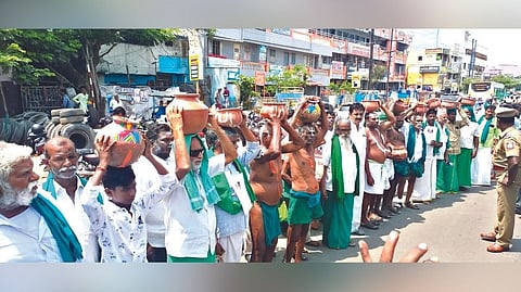 Farmers staging a protest with empty pots against agriculture budget in Tiruchy on Wednesday.