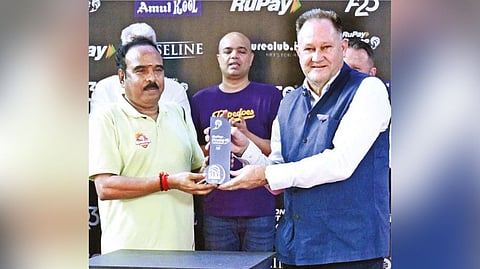 Dakshinamoorthy receives the ?Best coach? award