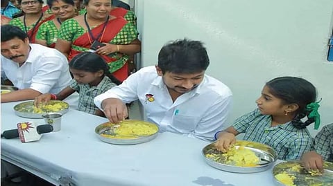 Udhayanidhi Stalin sat along with the children and took breakfast to check the quality of food.