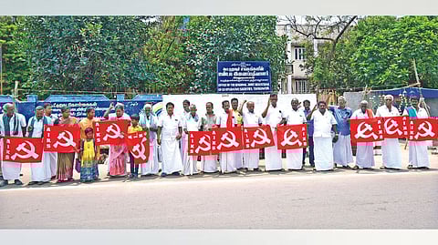 Farmers protest outside Joint Registrar?s office, Thanjavur, on Tuesday