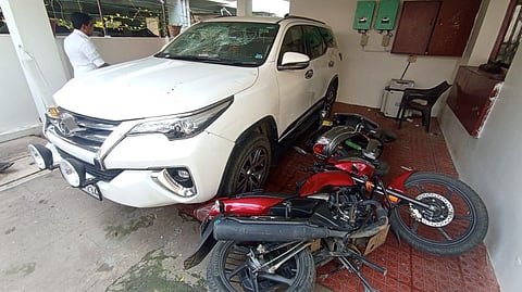 Tiruchy Siva's vehicles attacked