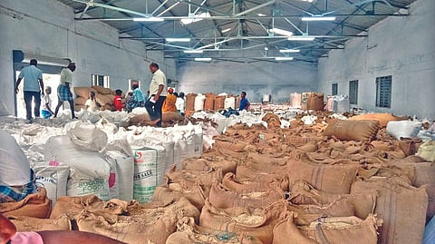 Paddy at the Amoor regulated market seen in HDPE
sacks (white) and gunny bags
