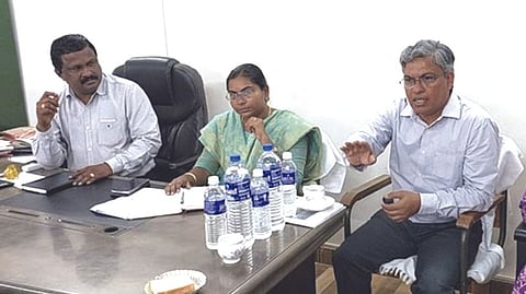 CPCL officials during talks with
fishermen from Nagapattinam