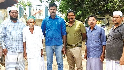 Senior citizen Mohammed (centre) with family members and saviour cops Sasikumar and Manikandan
