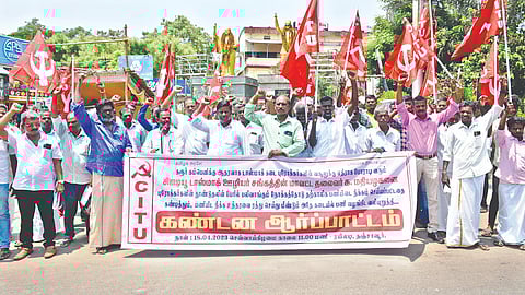 Tasmac employees staging a protest in Thanjavur on Tuesday