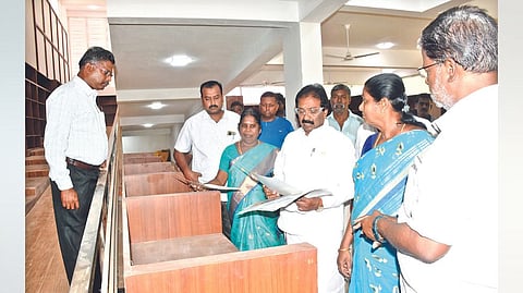 Tiruchy Mayor Mu Anbalagan inspects the under-construction centre