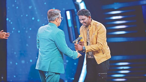 Chakrapani while receiving SP Balasubrahmaniyam?s mike