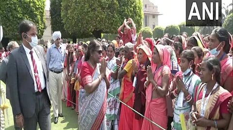 President Murmu hosts special guests at Amrit Udyan