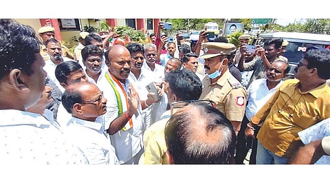 Shut down Paranur toll booth, demand Congress workers