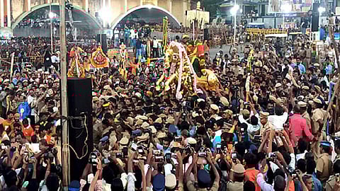Devotees gather to witness the entry of Lord Kallazhagar into the Vaigai river