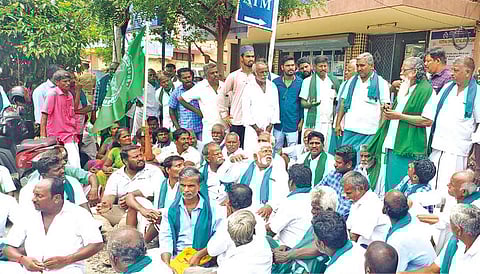 Farmers staging protest against fund diversion by banks in Tiruchy on Friday