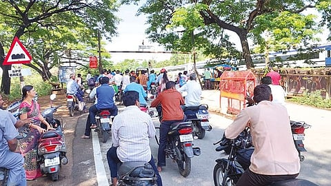 Lack of bridge forces commuters in Vaniyambadi to wait for a long time at the level crossing in New Town