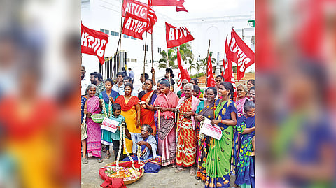 Flower vendors stage protest in Thanjavur on Tuesday