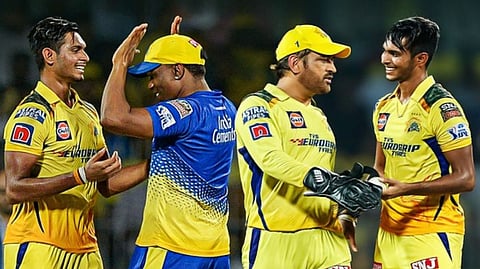 Matheesha Pathirana with Dwayne Bravo and Mahendra Singh Dhoni