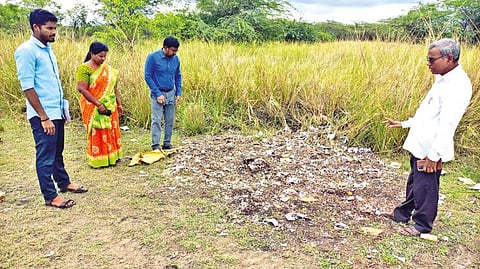 Ranipet JD (Agriculture) Vadamalai (right) visiting the dumping spot along with a team of officials in Arakkonam on Tuesday.
