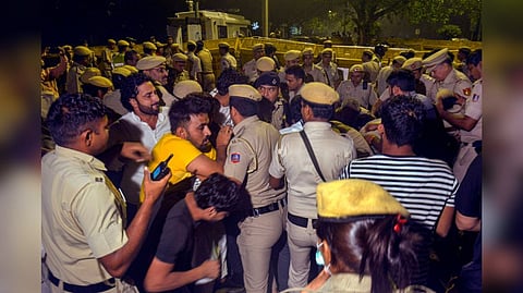 Police personnel and the protesting wrestlers at Jantar Mantar