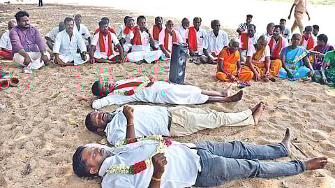 Farmers staging a protest on Kollidam riverbed near Kallanai in Thanjavur on Tuesday