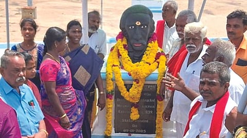 Farmers paying floral tribute to the statue of Sir Arthur Cotton at Kallanai in Thanjavur on Monday