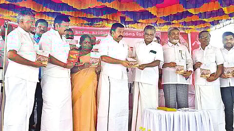 Minister KN Nehru inaugurating the padayatra organised by the CPI in Tiruchy on Friday
