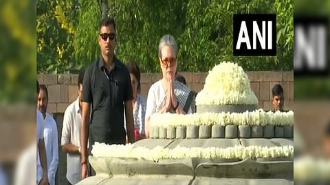 Sonia Gandhi pays homage to former PM Rajiv Gandhi