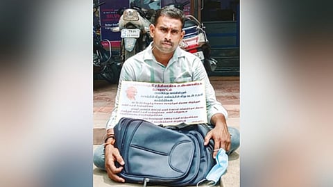 Gudiyattam trader stages dharna against private bank in Vellore