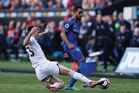 Everton?s Theo Walcott in action with Swansea City?s Federico Fernandez