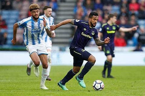 Everton's Theo Walcott in action with Huddersfield Town's Philip Billing