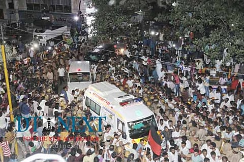 Mortal remains of Karunanidhi being moved from the hospital to Gopalapuram (Photo: Justin)