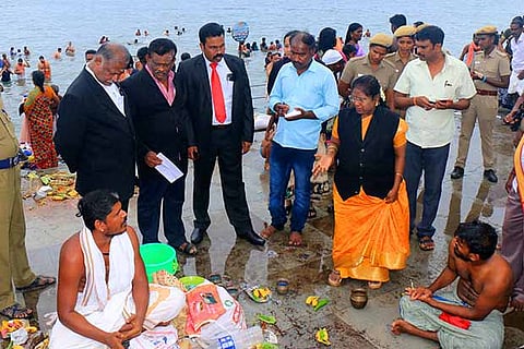 Ramanathapuram Principal District Judge A Kayalvizhi interacts with public in Rameswaram