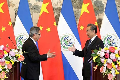 Chinese Foreign Minister Wang Yi (R) and El Salvador's Foreign Minister Carlos Castaneda